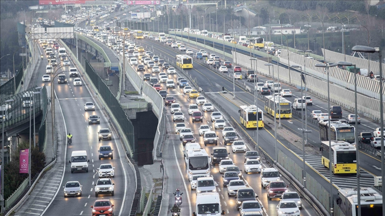 Karayolları uyardı: Bu güzergâhlarda trafik denetimli ilerliyor