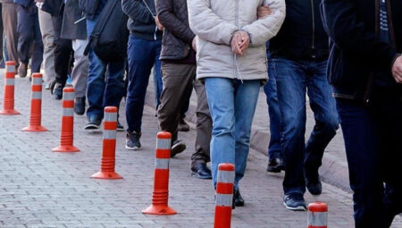Kırmızı bültenle aranan 13 ve ulusal seviyede aranan 2 kişi Türkiye’ye iade edildi