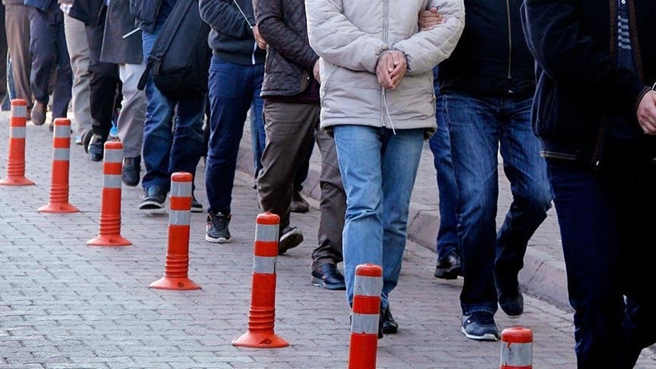 Kırmızı bültenle aranan 13 ve ulusal seviyede aranan 2 kişi Türkiye’ye iade edildi