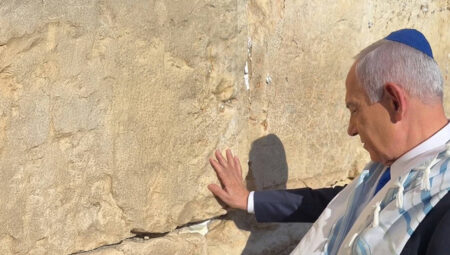 Netanyahu, ABD’nin İran’a hücumlarının akabinde Trump için Ağlama Duvarı’nda dua etti