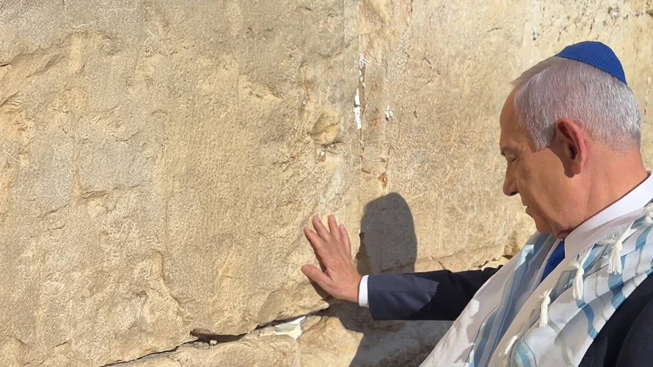 Netanyahu, ABD’nin İran’a hücumlarının akabinde Trump için Ağlama Duvarı’nda dua etti