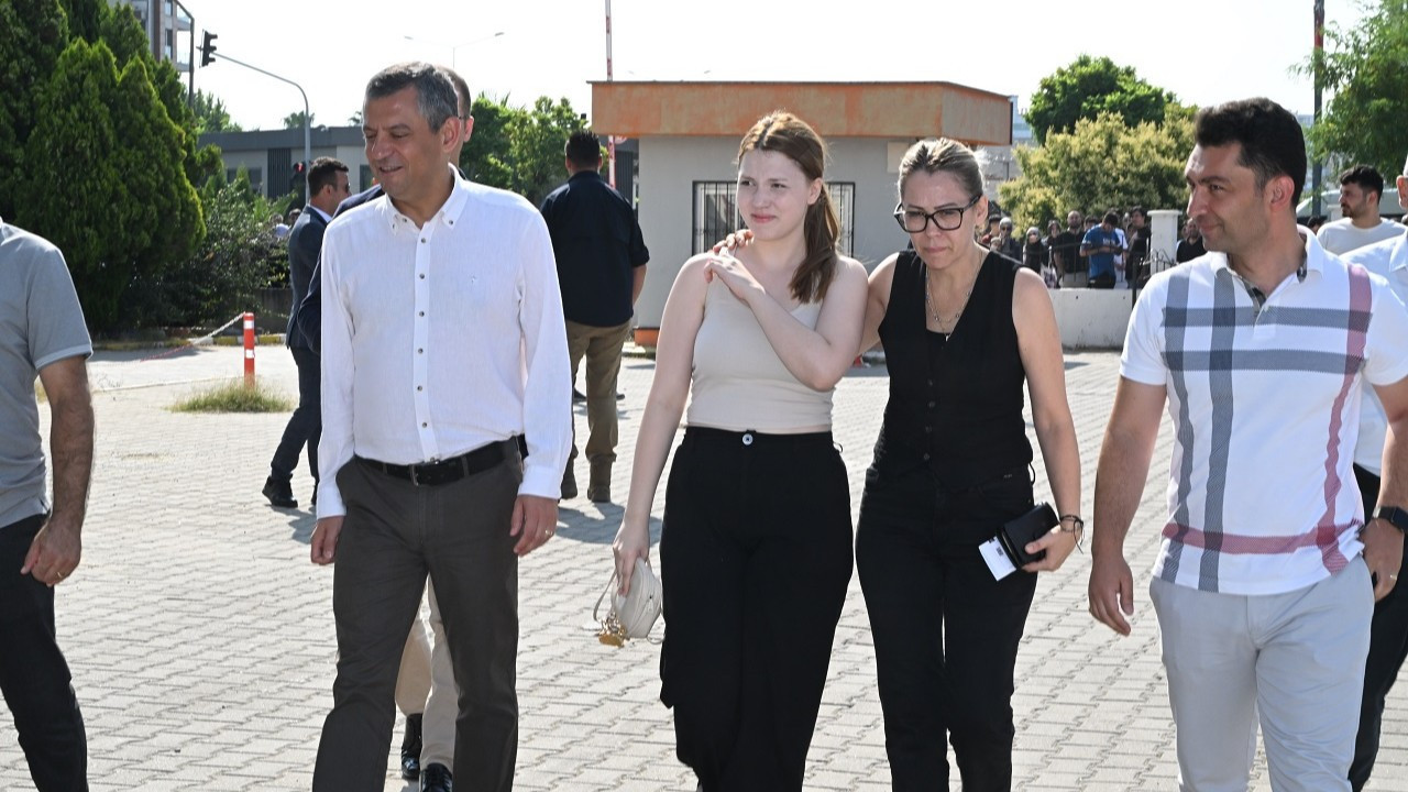 Özgür Özel, Ferdi Zeyrek’in kızı Nehir’i üniversite imtihanında yalnız bırakmadı