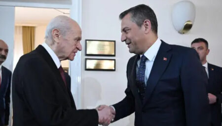 Özgür Özel ve Devlet Bahçeli TBMM’de selamlaştı