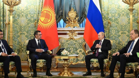 Putin, Kırgızistan Cumhurbaşkanı Caparov ile görüştü