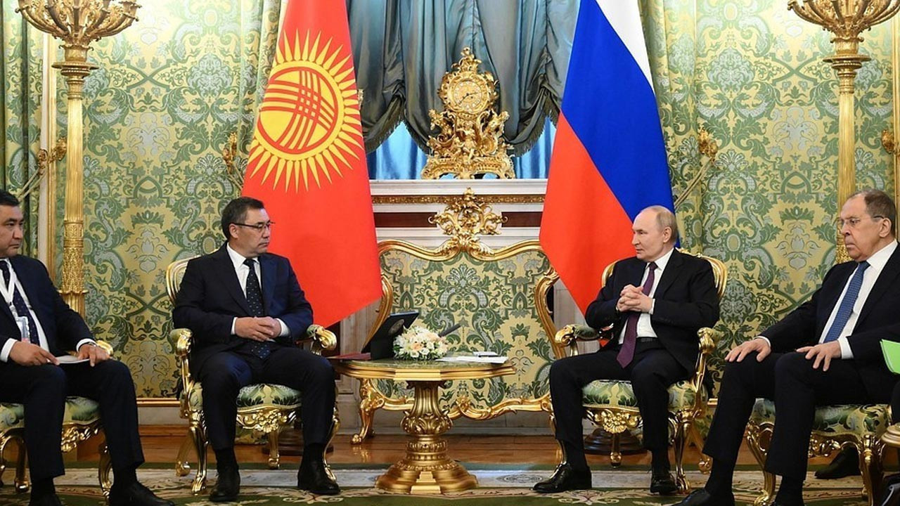 Putin, Kırgızistan Cumhurbaşkanı Caparov ile görüştü