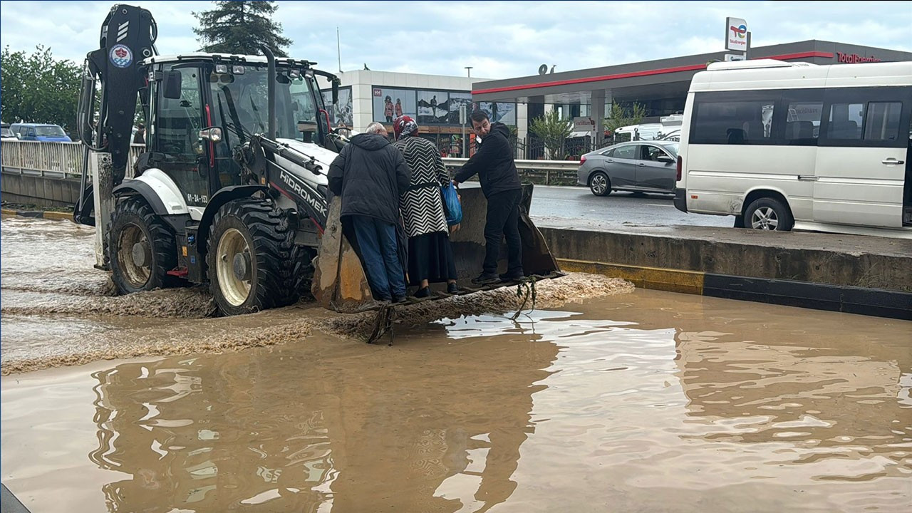 Trabzon’da şiddetli yağış: Meskenler ve araçlar sular altında kaldı