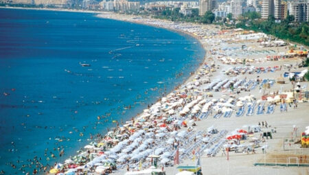 Turistler ve yerli tatilciler Antalya kıyılarına akın etti